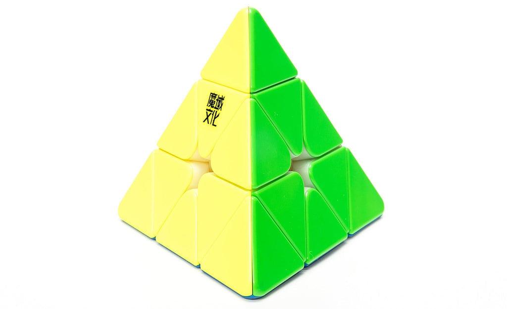 MoYu WeiLong Pyraminx Magnetic stickerless in hand