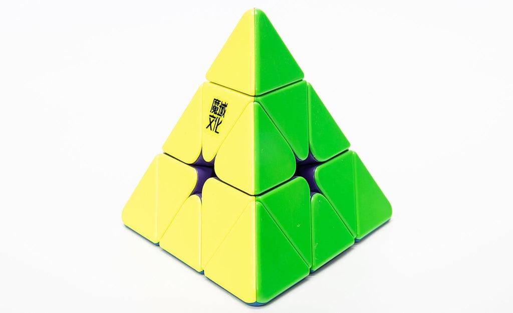 MoYu WeiLong Pyraminx Magnetic MagLev stickerless in hand