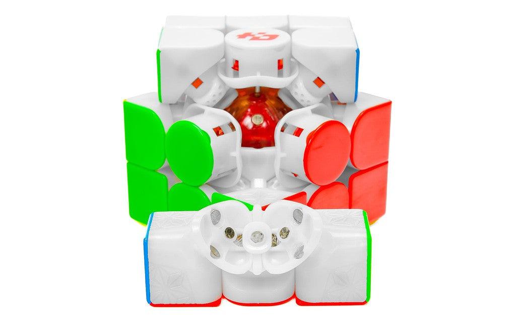 Fanxin Light 3x3 Ultra Magnetic Ball-Core MagLev UV Coated stickerless in hand