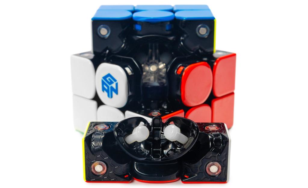 GAN V100 3x3 Magnetic MagLev Core Magnets UV Coated stickerless detail