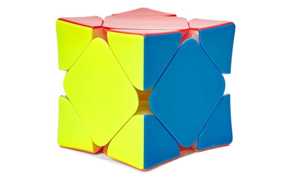 X-Man Wingy Skewb V2 Magnetic stickerless in hand