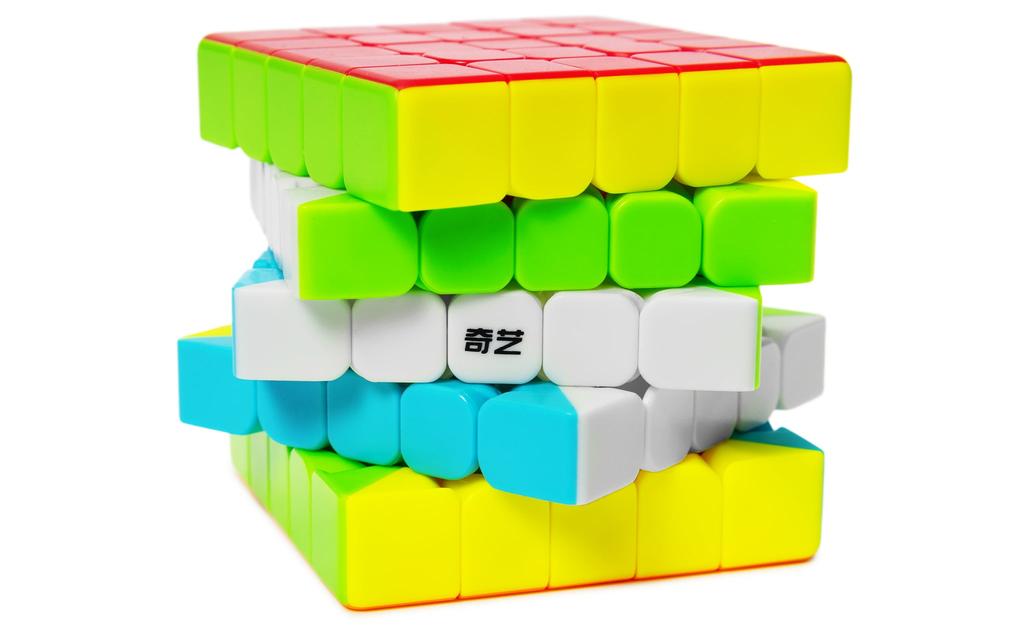 QiYi Warrior 5x5 stickerless in hand