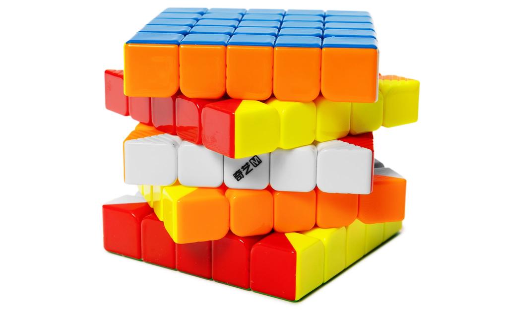 QiYi M Pro 5x5 Magnetic Ball-Core UV Coated stickerless detail