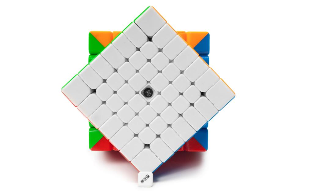 QiYi M Pro 7x7 (Magnetic, Ball-Core, UV Coated)